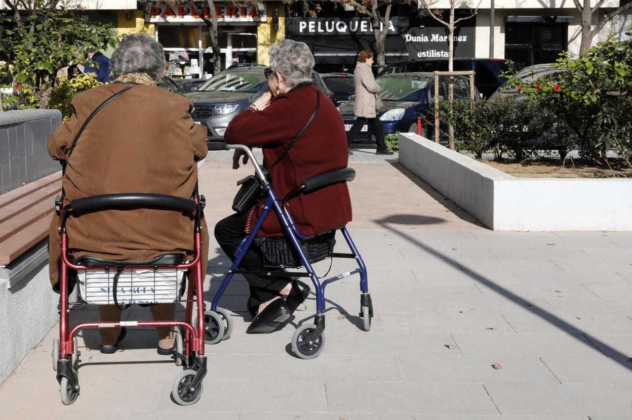 Dos ancianas conversan en un parque. irene marsilla