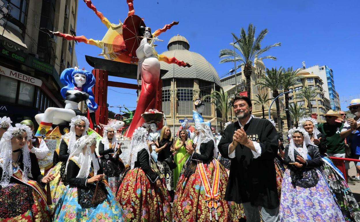 El alcalde de Alicante, Luis Barcala, durante una visita a la Hoguera Mercado Central. 