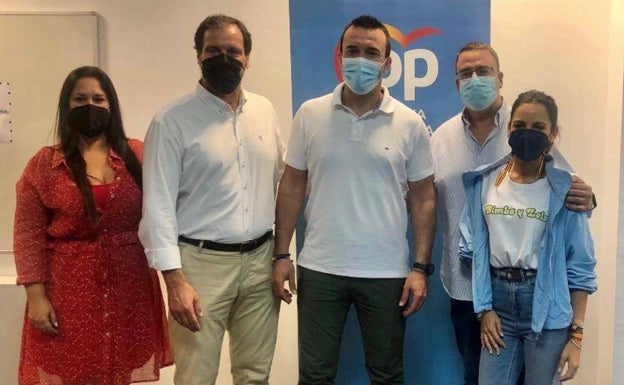 Representantes del PP de Sagunto, con Vicent Mompó. 