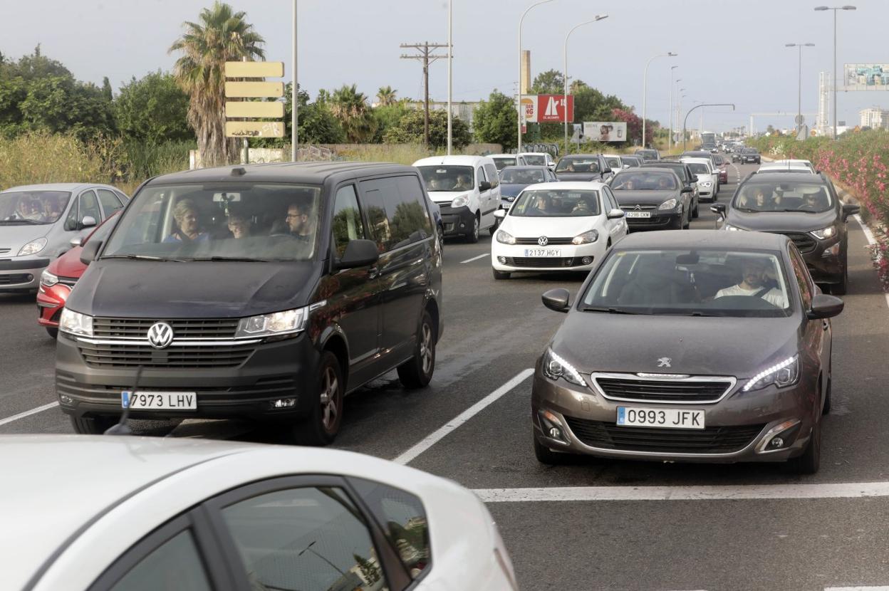 Decenas de coches, en una de las entradas a la ciudad.