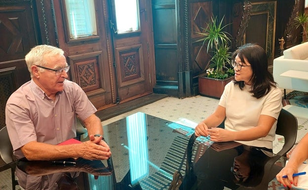 Joan Ribó junto a Layhoon en el Ayuntamiento de Valencia .