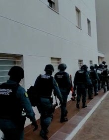 Imagen secundaria 2 - Así se produjo la entrada en los domicilios de Dènia y Ondara. 