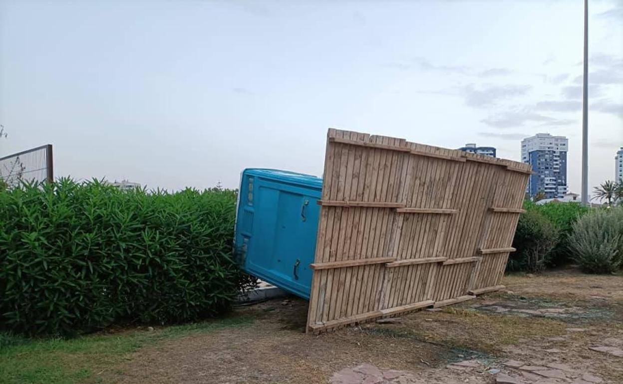 Un WC portátil volcado. 