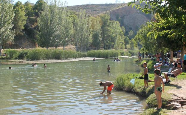 Imagen principal - Sus aguas son naturales y conservan a su alrededor variada flora, entre estas se destacan sus grandes sauces llorones.