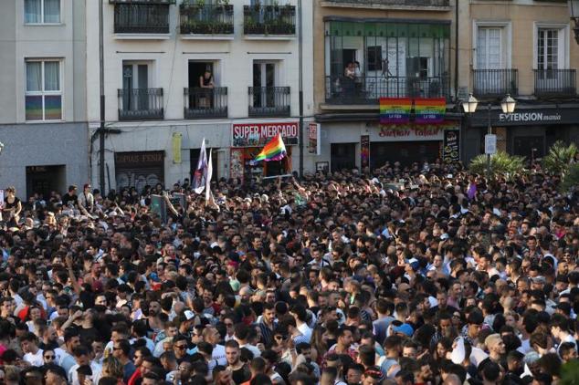 Asistentes en Madrid al inicio del Orgullo LGTBI. 