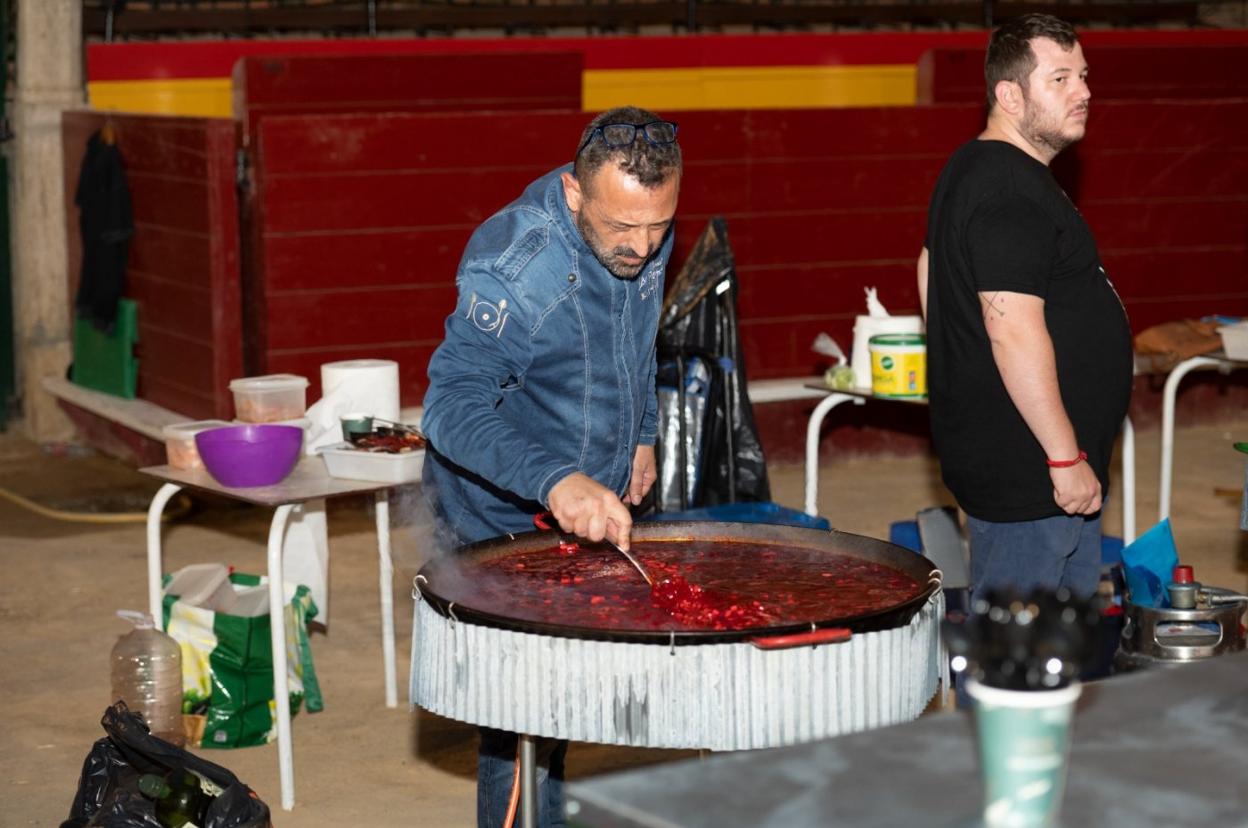 Santi Garrido, de la Pepa Bluespace, cocinando en la presentación de Menja't la Fira. 