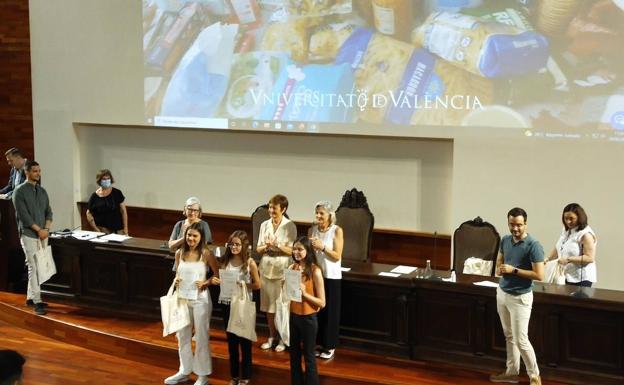 Alumnas reconocidas entre los mejores expedientes por la Universitat de València.
