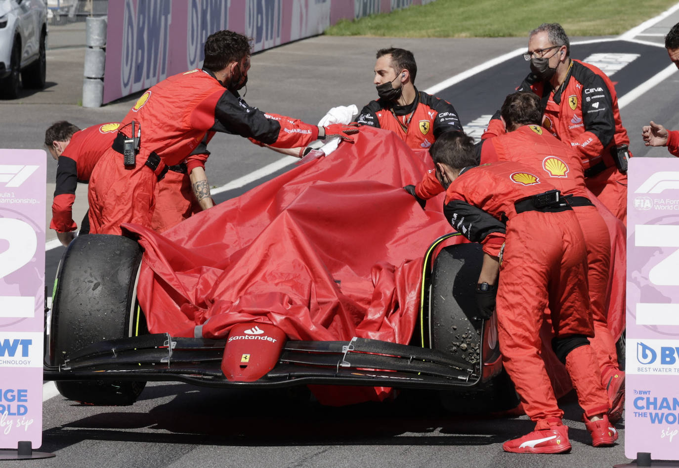 Fotos: El ferrari de Carlos Sainz en llamas en el GP de Austria 2022