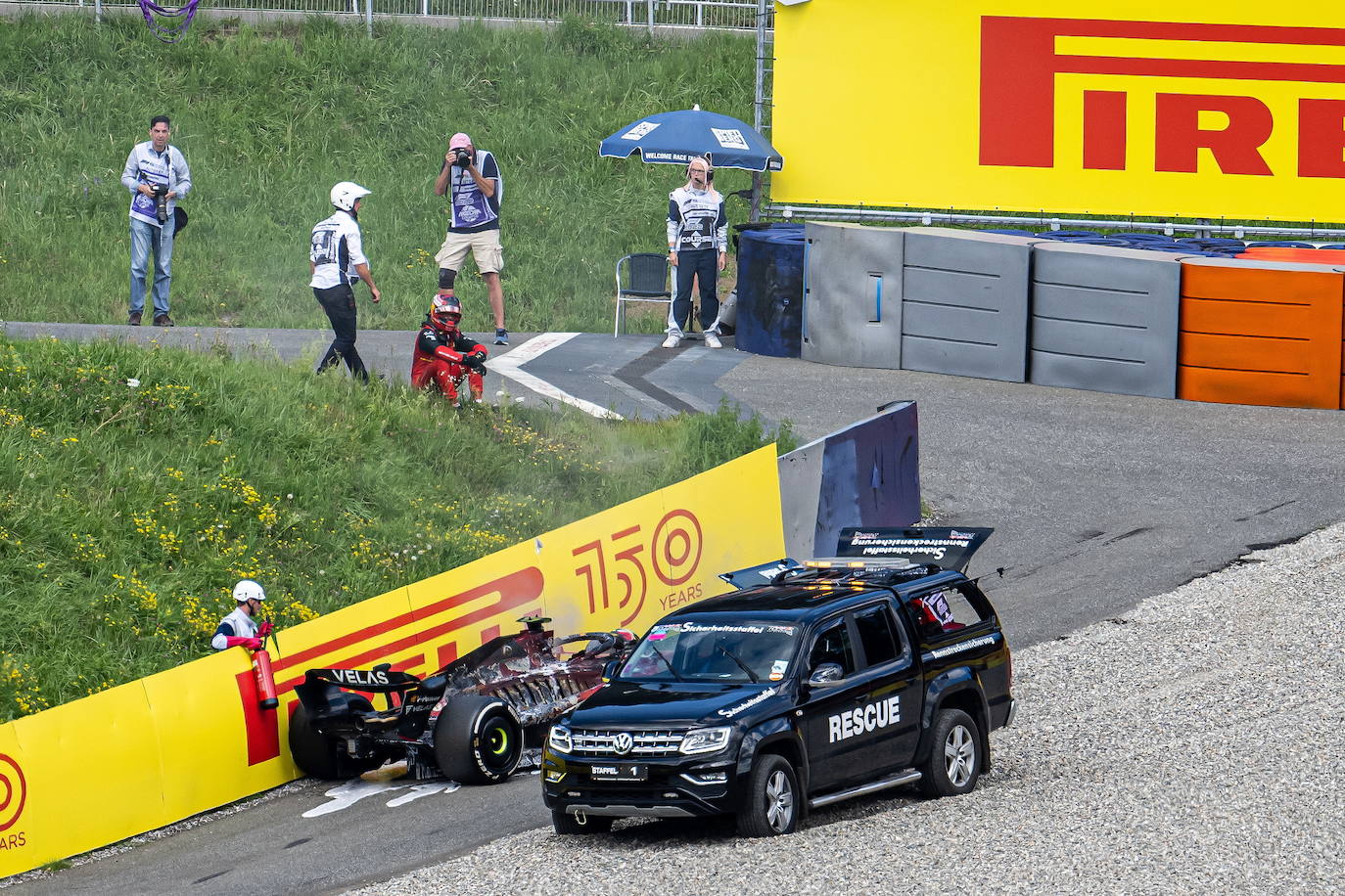 Fotos: El ferrari de Carlos Sainz en llamas en el GP de Austria 2022