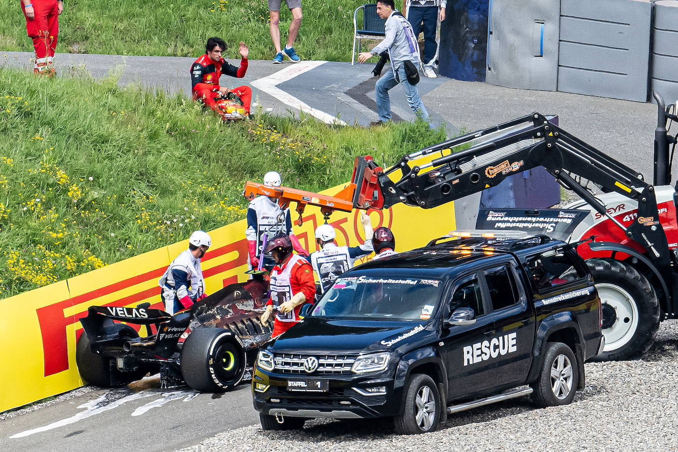 Fotos: El ferrari de Carlos Sainz en llamas en el GP de Austria 2022