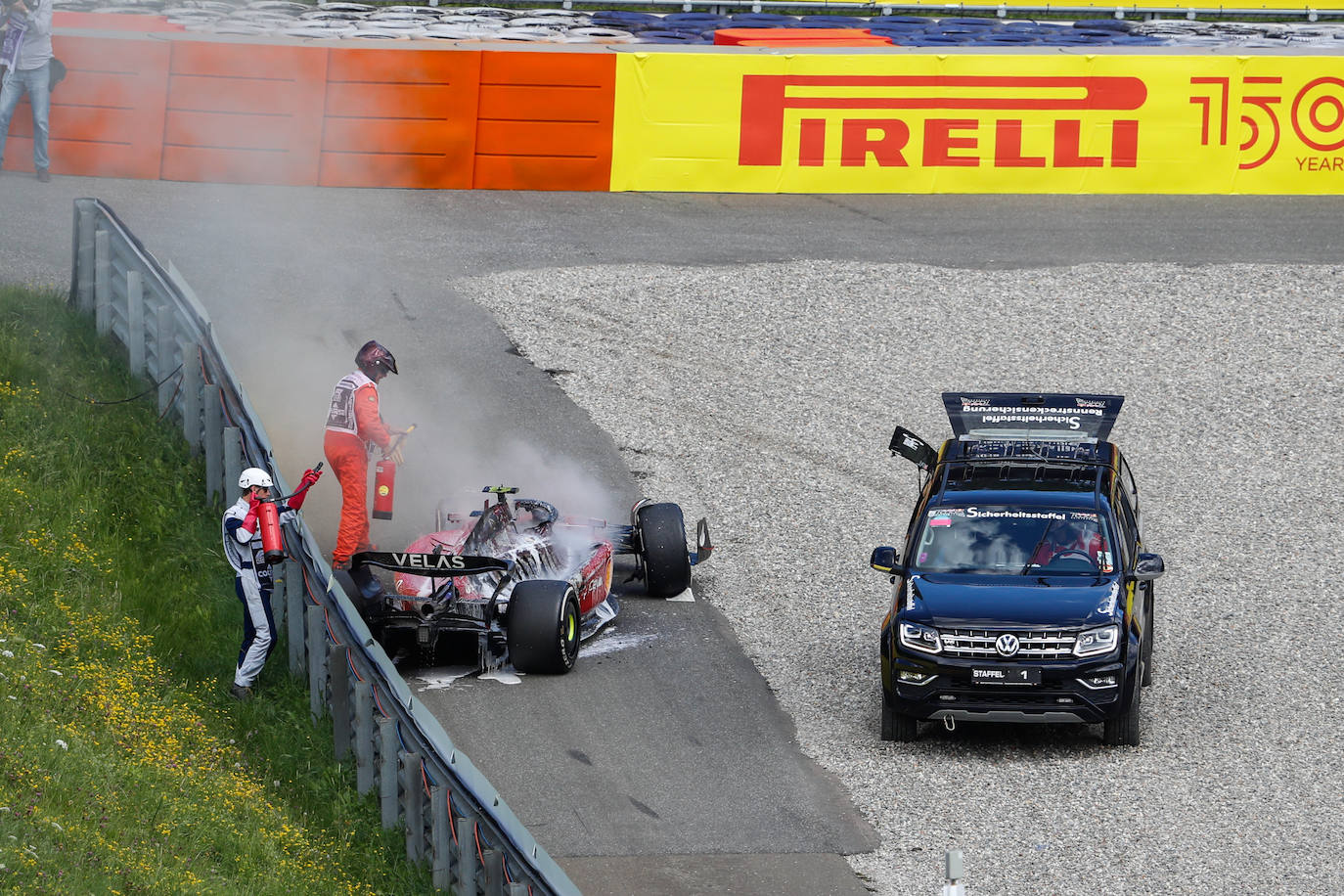 Fotos: El ferrari de Carlos Sainz en llamas en el GP de Austria 2022