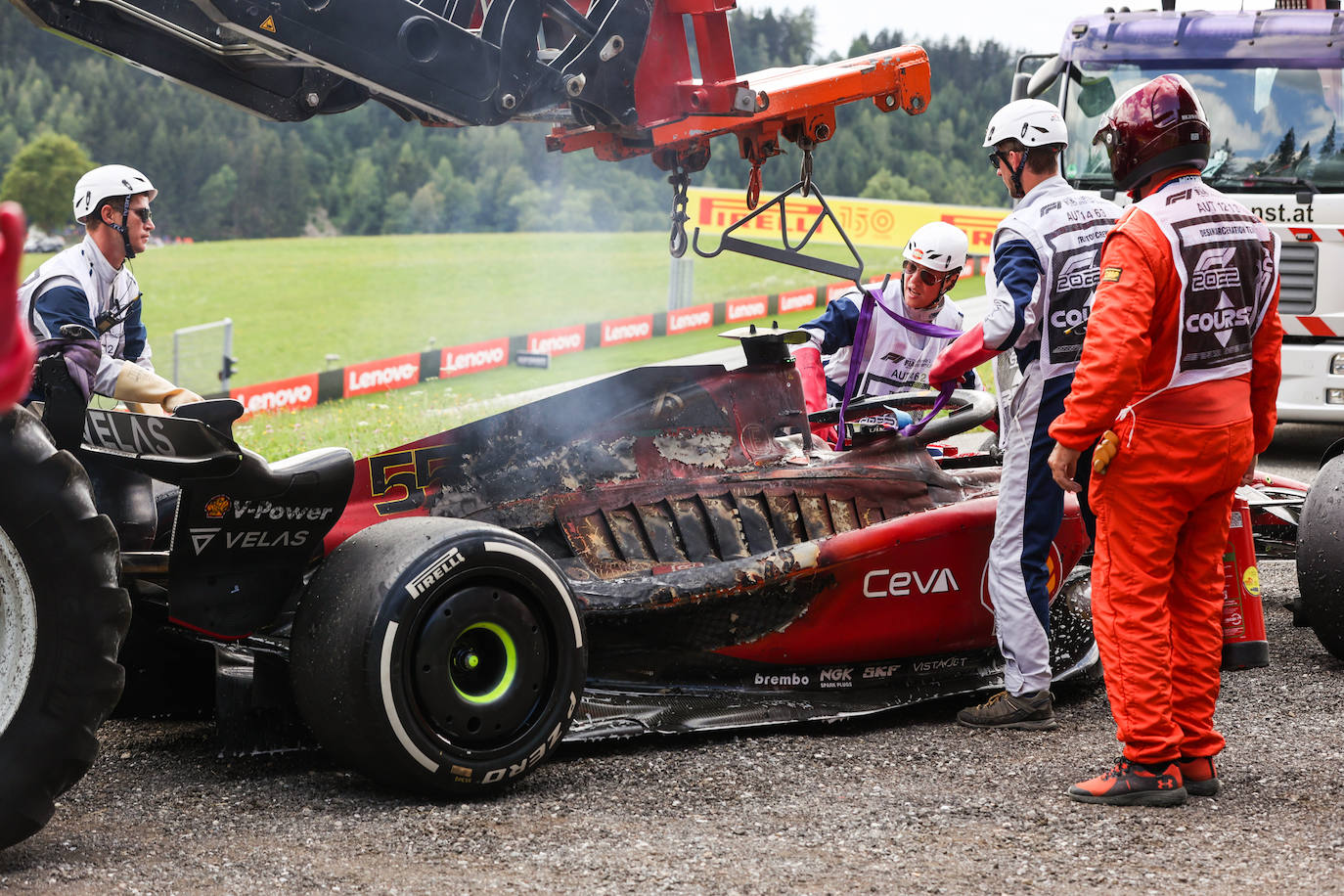 Fotos: El ferrari de Carlos Sainz en llamas en el GP de Austria 2022