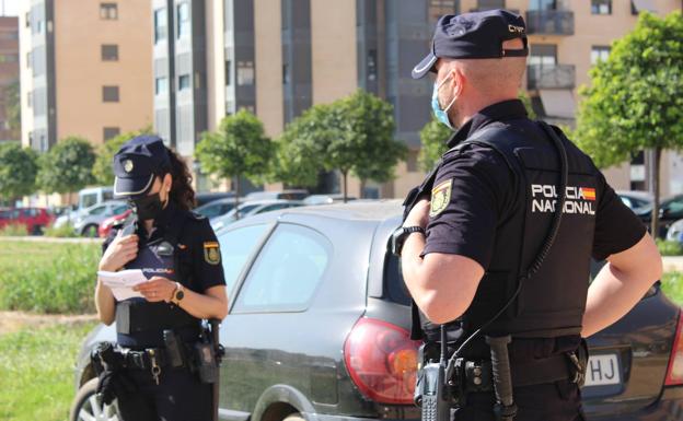 Detenido un hombre que se coló en casa de su exmujer por la terraza saltando desde la azotea en Valencia