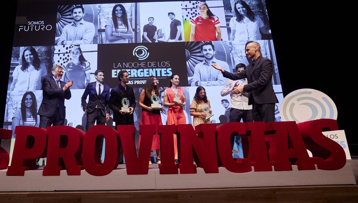 Las distinciones. La foto de familia de los jóvenes cuya trayectoria se reconoció en la Noche de los Emergentes.