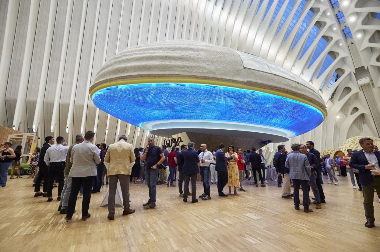 Asistentes.
El público que acudió a La Noche
de los Emergentes se congregó
bajo la nube que corona
CaixaForum Valencia. i. arlandis