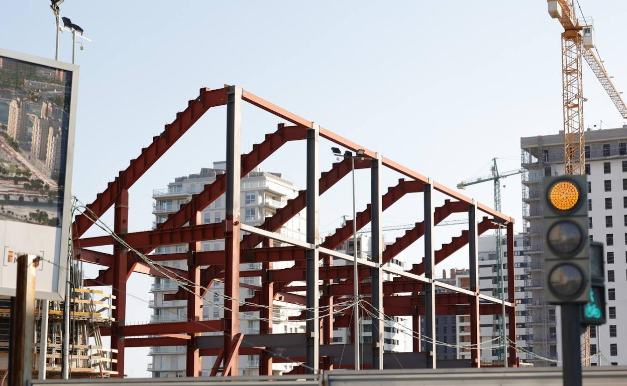 Estructuras metálicas vistas desde las calles de los alrededores del pabellón