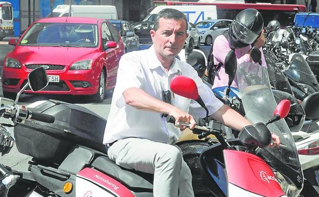 Víctor Galindo, con una moto de alquiler.