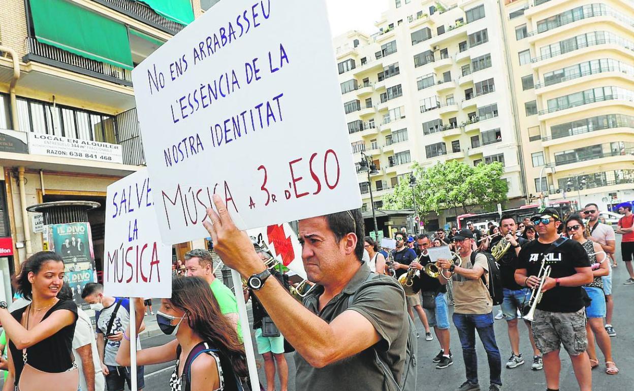 Protesta contra la reducción de horas de la asignatura en la ESO. 