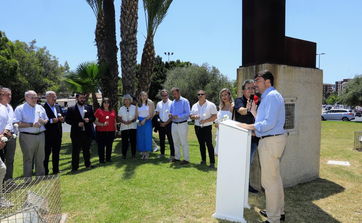 Barcala lee un manifiesto de la fundación Miguel Ángel Blanco este mediodía en Alicante. 