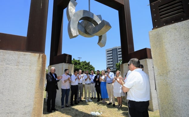 Imagen principal - Así ha sido el homenaje a Miguel Ángel Blanco en la glorieta de la Gran Vía a la altura de la calle Alonso Cano. 