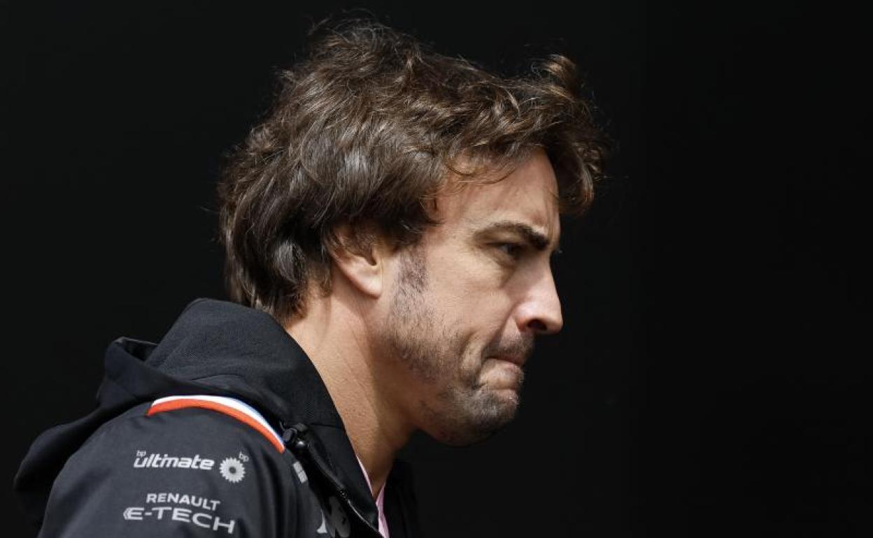 Fernando Alonso, con gesto de malestar. 