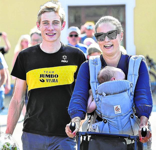 Jonas Vingegaard, con su esposa y su hijo, tras ser segundo en el Tour de Francia del año pasado. 