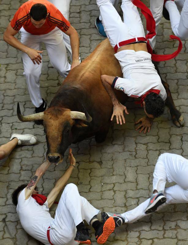 Fotos: Así ha sido el accidentado quinto encierro de &#039;San Fermín&#039;