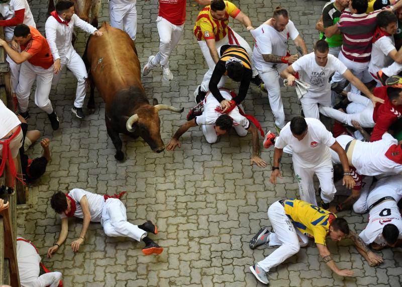 Fotos: Así ha sido el accidentado quinto encierro de &#039;San Fermín&#039;