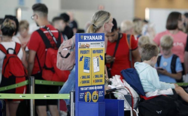 Imagen principal - Imagenes de las colas en los mostradores de Ryanair esta mañana en El Altet. 