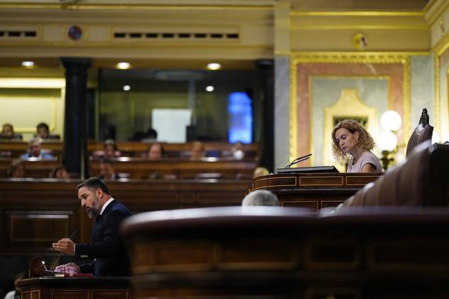 Santiago Abascal se dirige a Pedro Sánchez durante su cara a cara. 