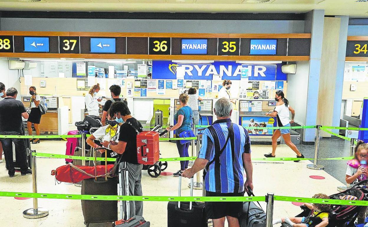 Pasajeros delante del mostrador de Ryanair. 