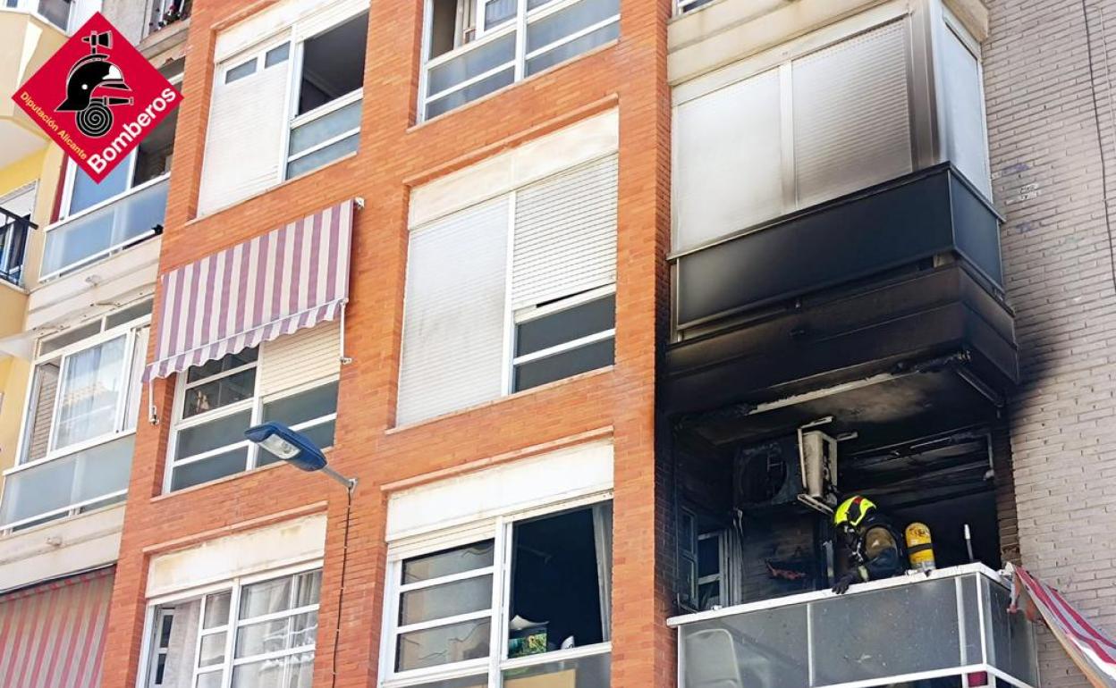 Uno de los bomberos, después de sofocar las llamas. 