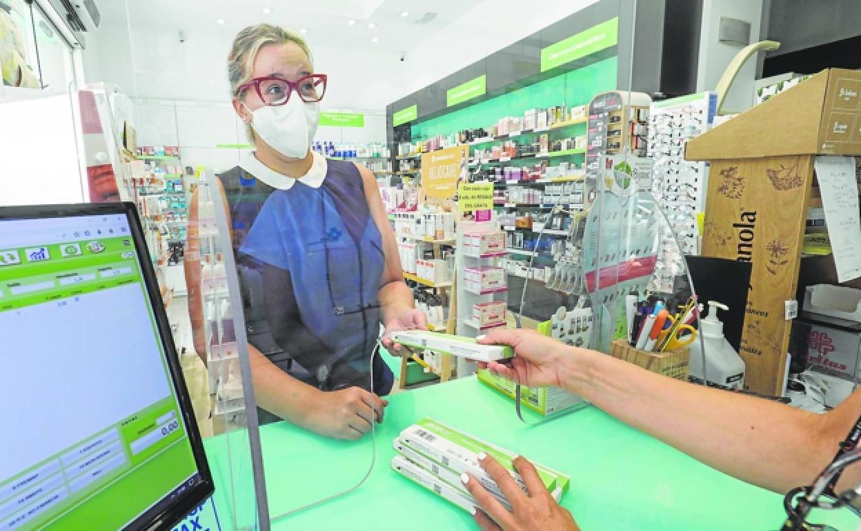 Venta de test de antígenos en una farmacia valenciana. 