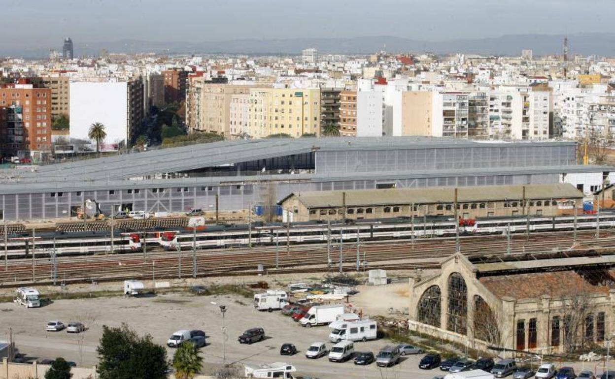 Vías del tren que se soterrarán en su entrada a Valencia. 