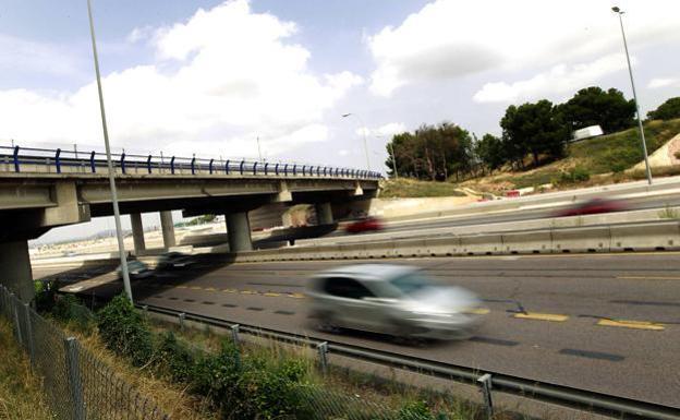 Un coche circula a gran velocidad en la A-3. 