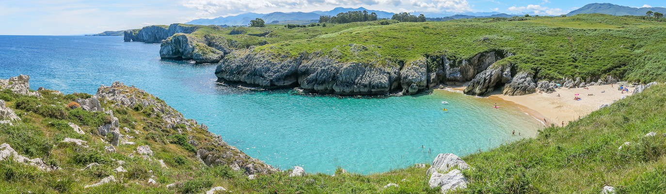 5.- Playa de Gulpiyuri, Llanes (Asturias)