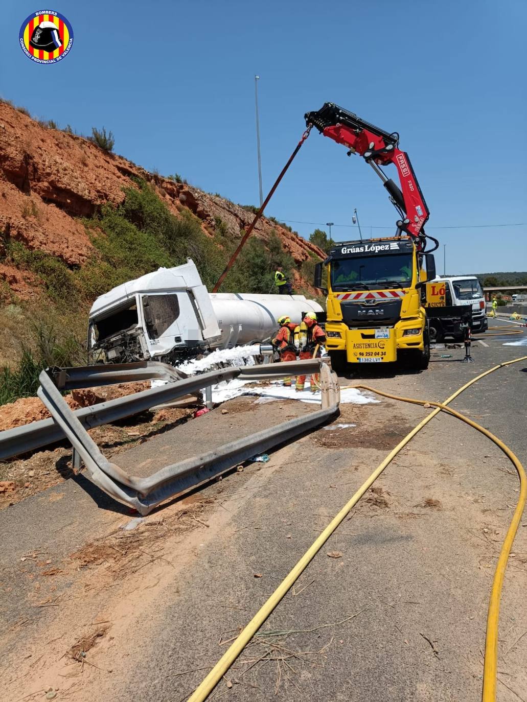 Fotos: Un accidente entre dos camiones provoca el vertido de miles de litros de gasóleo y corta la A-3