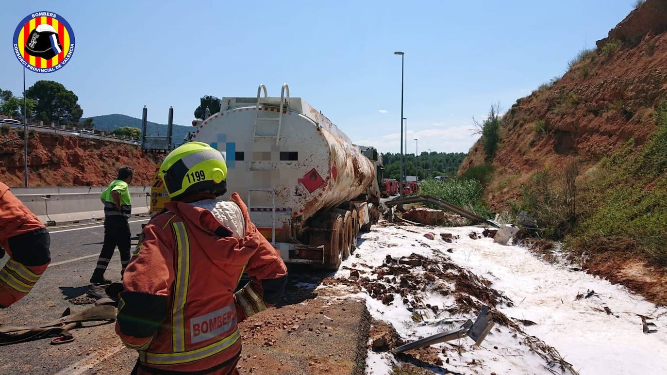Fotos: Un accidente entre dos camiones provoca el vertido de miles de litros de gasóleo y corta la A-3