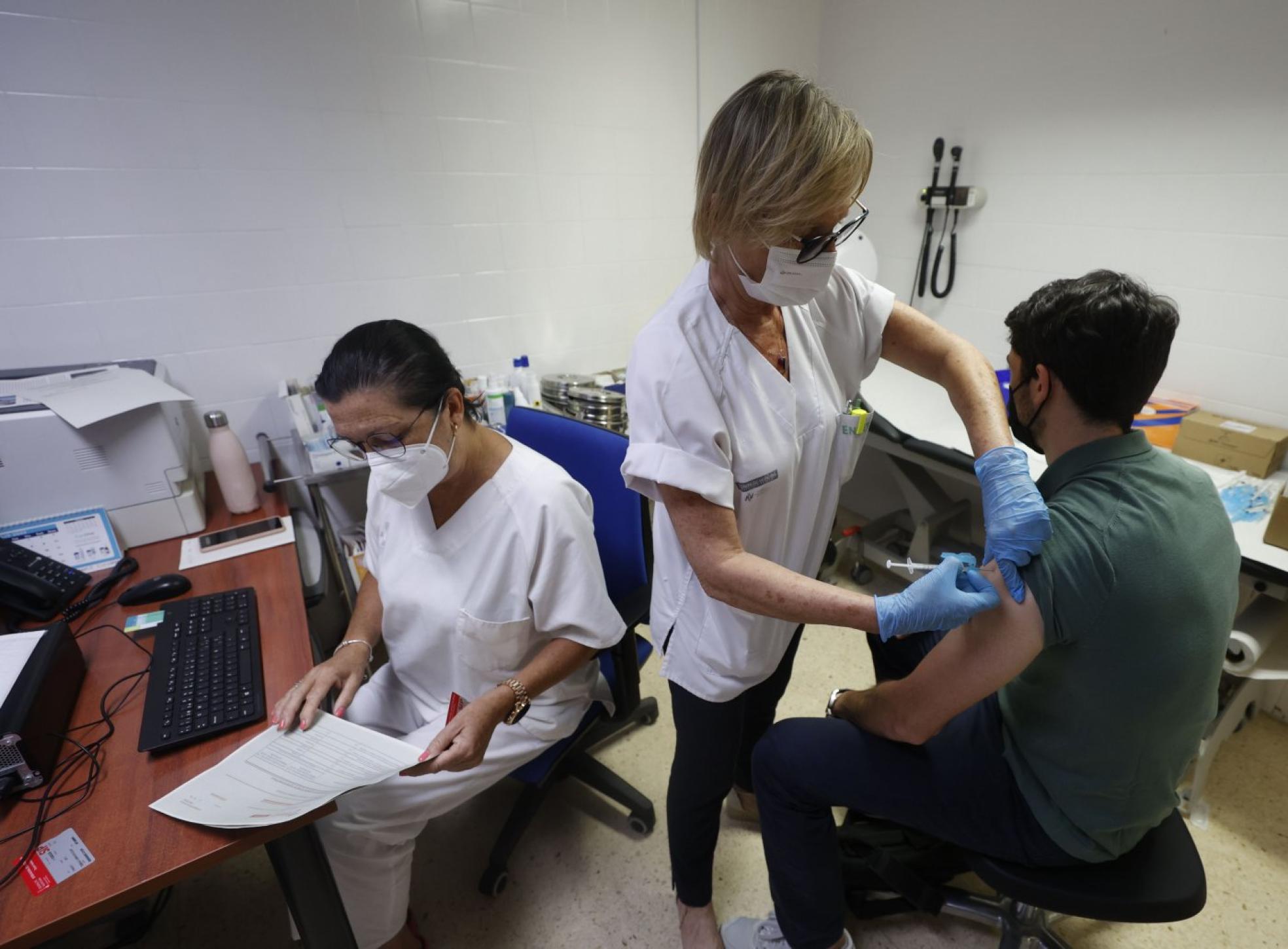 Una persona recibe su vacuna en el centro de salud Fuente de San Luis. 