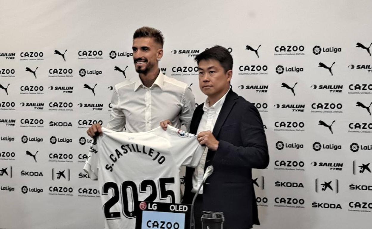 Samu Castillejo, con Sean Bai esta mañana en la ciudad deportiva de Paterna.