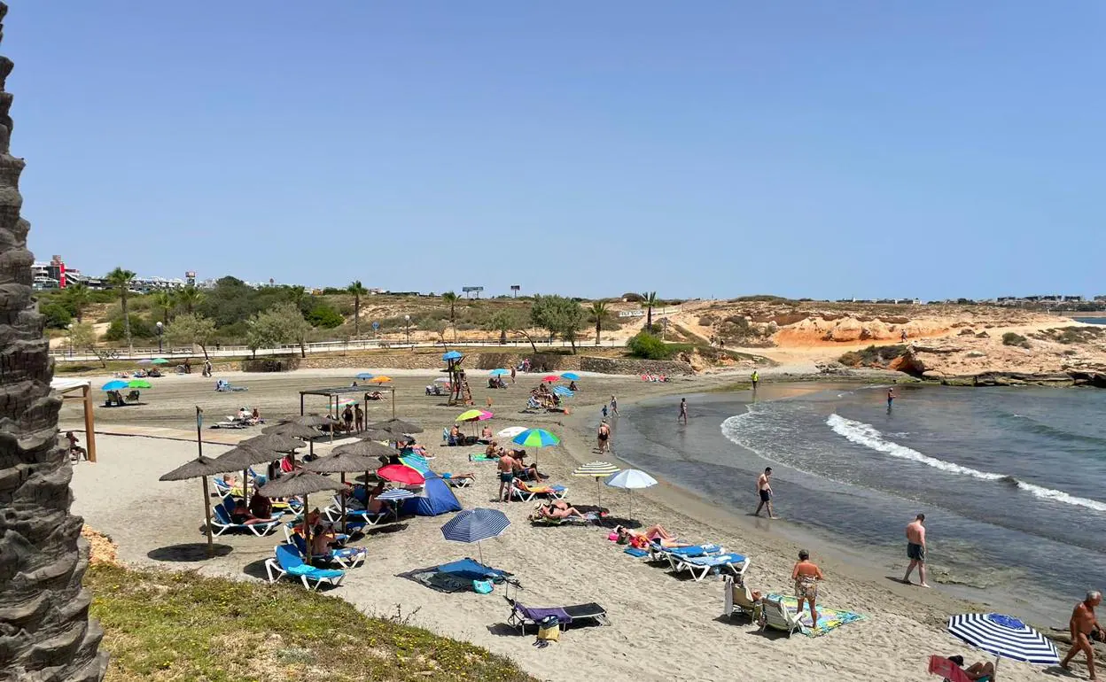 Cerradas tres playas en Orihuela por «alto nivel» de contaminación residual  | Las Provincias