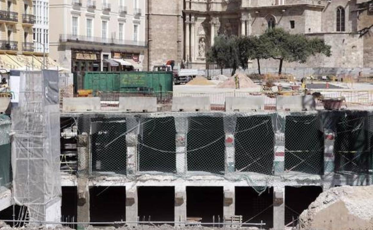 Obras de la plaza de la Reina, donde se ve el aparcamiento. 