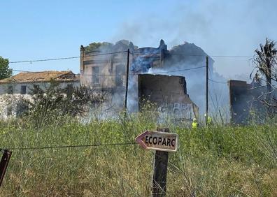 Imagen secundaria 1 - Policías y bomberos en el lugar de los hechos. 