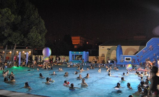 Fiesta nocturna en la piscina del Parc de l'Oest.