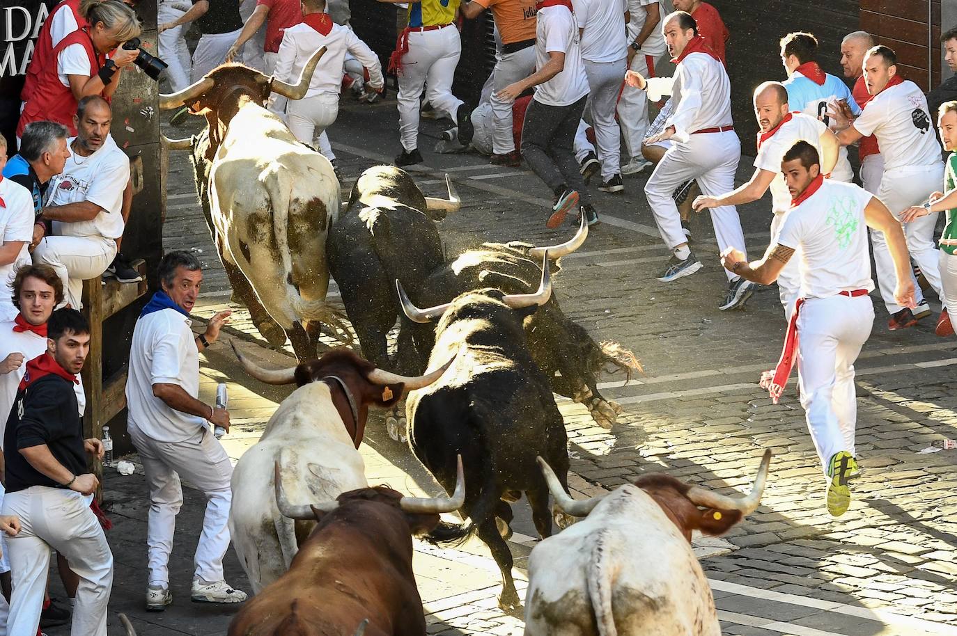 Los mozos corren ante los toros de la ganadería Victoriano del Río. 