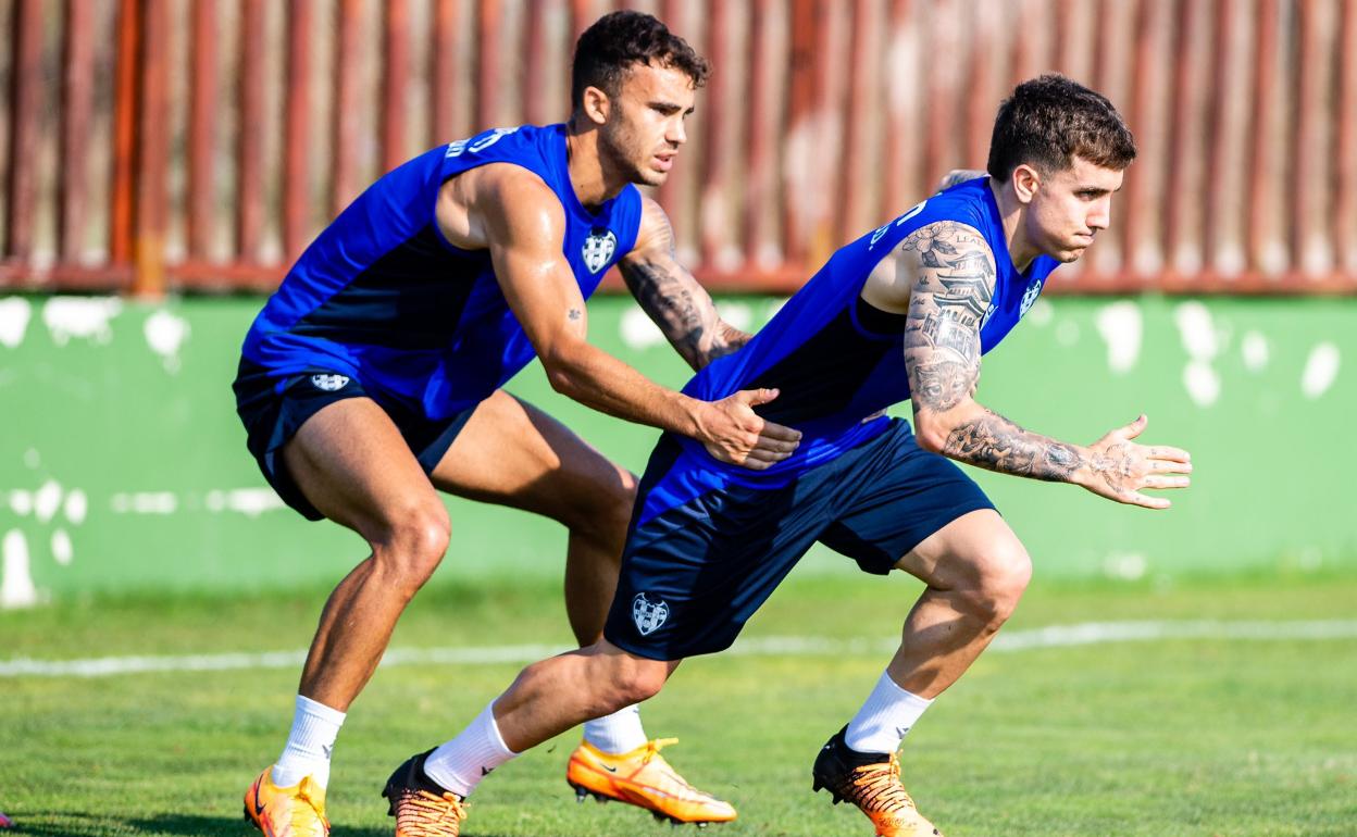 Joni Montiel, a la derecha, en su primera sesión de entrenamiento con el Levante. 