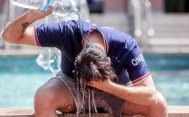 Un joven se refresca.