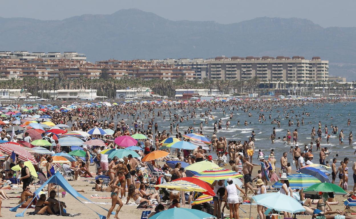 La playa de la Malvarrosa repleta de bañistas. 