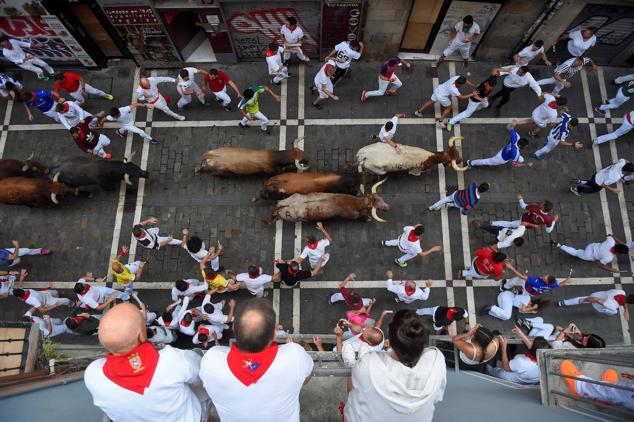 Los mozos, durante el octavo y último encierro de los Sanfermines con toros de la ganadería de Miura.