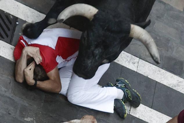 Los mozos, durante el octavo y último encierro de los Sanfermines con toros de la ganadería de Miura.